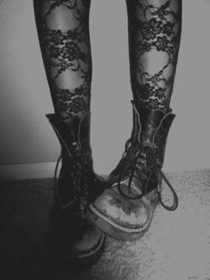 Converse Outfits, Black And White Photograph, Lace Tights, Bohol, Tights And Boots, Estilo Punk, Combat Boot, Barbara Palvin, Soft Grunge