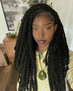 Ethereal Aesthetic Black Women, Alternative Natural Hair Styles, Whimsigoth Black Woman, Earthy Makeup Looks Black Women, Earthy Hairstyles Black Women, Black Fairy Core, Earthy Black Women, Earthy Black Woman Aesthetic