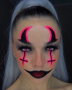 Cute Face Paint Ideas For Halloween, Easy Spooky Halloween Makeup, Face Painting Scary, Maquillage D'halloween, Halloween Makeup Half Face, Halloween Face Paint Ideas For Women, Halloween Looks Makeup, Halloweenmakeup Ideas, Sfx Makeup Looks