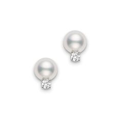 The Akoya Pearl Diamond Stud Earrings feature a 0.06 total carat weight of diamonds set in 18k white gold, alongside lustrous pearls. This exquisite piece is part of the Everyday Essentials collection. Mikimoto Earrings, White Gold Pearl Earrings, Mikimoto Jewelry, Round Diamond Earrings, Mikimoto Pearls, White Gold Earrings Studs, White Gold Studs, Gold Pearl Earrings, Earrings Pearl