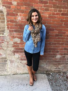 Denim Shirt Outfit, Leopard Scarf, Scarf Outfit, How To Wear Scarves, Outfit Winter, Petite Tops, Chambray Shirt, Fall Fashion Trends