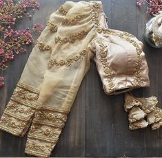 Full Sleeve Blouse Designs, Sleeve Blouse Designs, Function Outfit, Full Sleeves Blouse Designs, Plain Sarees, Netted Blouse Designs, Peach Saree, Full Sleeve Blouse, New Saree Blouse Designs