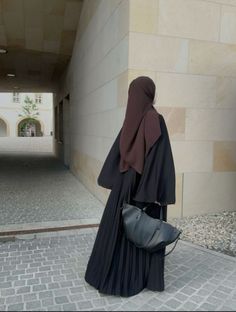 Modest Abaya Aesthetic, Modest Abaya Outfits, Hijabi Outfits Abaya, Hijabi Abaya Outfits, Abaya Winter Outfit, Abaya Girl Aesthetic, Abayas Outfit, Muslim Business Women, Hijab Modest Outfits