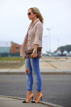 22 The Most Beautiful Street Style For This Fall Shredded Jeans, Cardigan Jeans, Leopard Purse, Leopard Clutch, Jersey Cardigan, Ashley Tisdale, Cozy Cardigan