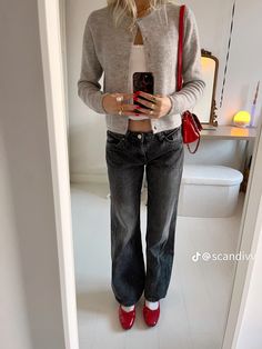 Red Flats Outfit, Outfits With Grey Cardigan, Low Rise Jeans Outfit, Chica Chola, Red Ballerinas, Office Vibes, Ballerina Outfit, Look Legging