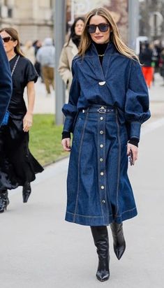 Denim Dress Winter, Chic Denim Outfits, Estilo Olivia Palermo, Moda Denim, Look Jean, Olivia Palermo Style, Denim Skirt Outfits, Denim Outfits, Denim Maxi Dress