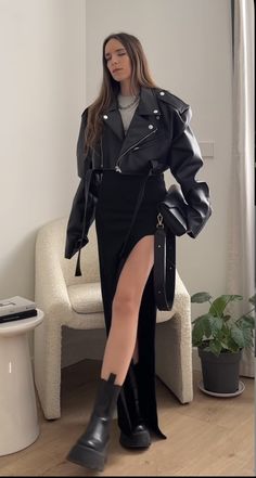 Black Outfit Inspo Casual, 28 Year Old Woman Fashion, Luxury Look Outfit Woman, Outfit Ideas For Thick Thighs, Long Dress Layering Outfit, Black Edgy Outfit, Smart Casual Winter Outfits Women, Medium Contrast Outfits, Formal Looks For Women