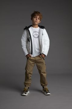 The perfect casual look, thanks to the warm white logo bomber match with a white t-shirt and camel pants. Find out the N°21 selection on bravekid.com Camel Pants, Brave Kids, White T Shirt, Kids Wear, White Tshirt, Boy Fashion, Warm White, Brave, Casual Looks