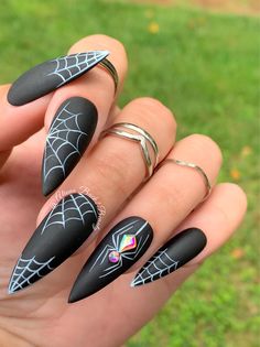 "Bling Spider Halloween Press on Nails Model: Long Flat stiletto Please read full description below. This set features:  White spiderwebs on a matte black background Bling spider accent nail on the ring finger Gel polish. I offer quality handcrafted press on nails designed with quality gel polish. This set will give you a perfect manicure within a few minutes for a small portion of the salon cost.  Sets come with 10 nails (based on the size/shape selected), nail prep kit, and instructions. Reusable if removed correctly. 100% natural look if applied correctly. Nail Prep kit includes: - Nail glue - Nail tabs - Cuticle pusher - Nail file - Nail buffer - Alcohol wipe  The sets are made to order and are ready to ship within 3-5 business days from Georgia, USA. Please note there may be a slight Black Fingernails, Ongles Bling Bling, Spooky Black, Matte Black Nails, Makijaż Smokey Eye, Nail Sizes