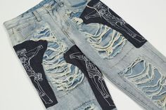 Geben Sie mit diesen Ripped Jesus Patchwork Jeans ein starkes Statement ab. Mit der Kombination aus zerrissenen Details und Patchwork-Design heben Sie sich mit diesen Jeans von der Masse ab. Gehen Sie Risiken ein und drücken Sie mit diesen auffälligen Jeans Ihren einzigartigen Stil aus!

 Hauptmerkmale:

 ★ Schmaler, konischer Schnitt; Stretch

 ★ Mittelhoch Taille

 ★ Gerade Hose

 ★ Dieses Produkt fällt normal groß aus. Wir empfehlen Ihnen, Ihre normale Größe zu wählen.

 ★ Baumwolle Patchwork Jeans, Take Risks, Patchwork Designs, Straight Pants, Ripped Jeans, Unique Style, Mid Rise, That Look, Jesus