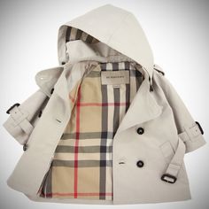 Baby girl trenchcoat by Burberry Luxury Baby Fashion, Clothes Brands, Baby Clothes Brands, Stylish Baby Clothes, Designer Baby Clothes, Baby Coat