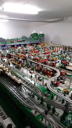 a large model train set is shown in the middle of a room with white walls