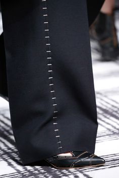 Balenciaga Fall 2015 Ready-to-Wear Fashion Show Details Balenciaga 2015, Costume Africain, Tailoring Details, Liquid Silver, Garment Details, Pants Details, Couture Details, Mode Inspo