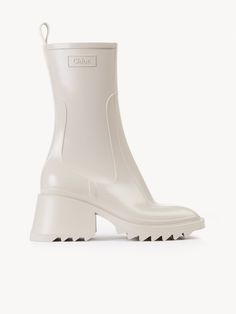 White Rain Boots, Chloe Logo, Chloe Boots, Wellington Boot, Womens Rain Boots, Chloe Shoes, Rubber Shoes, Rain Boot, Comfortable Heels