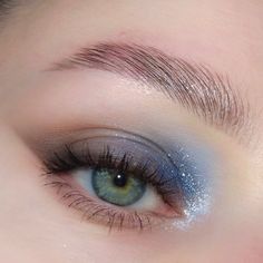 Todas las publicaciones • Instagram Eye Makeup Colourful, Blue Aesthetic Eye Makeup, Makeup For Blue Outfit, Winter Makeup Ideas, Light Blue Makeup Aesthetic, Soft Blue Makeup, Make Up Blue, Light Blue Eye Makeup, Pale Blue Eyeshadow