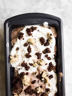 an ice cream sundae with chocolate cookies and marshmallows in a pan