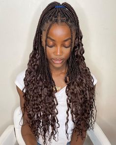 Knot Less Box Braids With Curly Ends, Curly Medium Box Braids, Box Braids With Ends Out, Braids With The Ends Out, Black Braids Hairstyles With Curls, How To Style Braids With Curls At The End, Knotelles Braids With Curls, Big Braids With Curls At The End