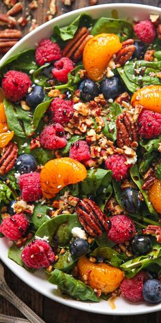 Berry Spinach Salad with Blueberries, Raspberries, Mandarin Oranges, Pecans, and Feta Berry Spinach Salad, Dressing Diy, Salad With Spinach, Mandarin Oranges, Fruit Salad Recipes