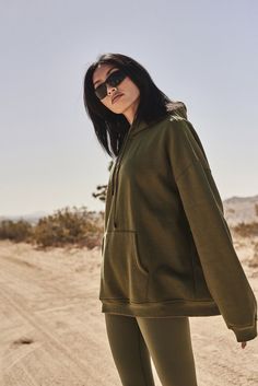 Tully lou 2022 army hoodie and best selling compression leggings shot in the sunny desert. #photoshoot #leggings #sportswear #sportsleggings #shoot #activewearshoot #joshuatreeshoot #shootinspo Desert Photoshoot, Sports Activewear, Compression Leggings, Modern Lifestyle, Joshua Tree, Sports Leggings, Bomber Jacket, Street Wear