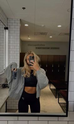 #fit#fitness #gym#gymshark #gymwear #cute#aesthetic#pin Comfy Cute Athletic Outfits, Sweatshirt Workout Outfit, Althetic Wear Outfits Fall, Black And White Workout Outfit, Aesthetic Athleisure Outfits, Where To Get Gym Clothes, It Girl Gym Outfits, Gym Fits Leggings, Gym Girl Outfits Aesthetic