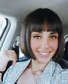 Chin Length Bob With Bangs, Curly Hair Inspo Hairstyles, Hair Inspo Hairstyles, Short Hair Tutorials, Korean Bangs Hairstyle, Inspo Hairstyles, Pageboy Haircut, Curly Hair Inspo