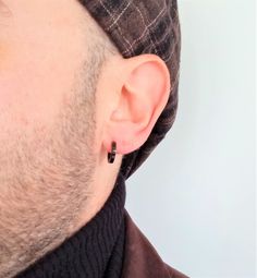 Hoop earring of 14 mm in diameter and 3 mm in caliber, with square shape on the profile, pin closure, with gloss finish. A design with a smaller caliber than those usually seen, which makes them easily combinable with steel models of other sizes as seen in the photographs. The first jewels used by humans of which there is evidence are those found in the Blombos cave, in South Africa, dating back 75,000 years. As for the oldest metal jewels discovered so far, they are 7000 years old, these being Modern Adjustable Huggie Earrings For Pierced Ears, Adjustable Modern Huggie Earrings, Modern Small Hoop Piercings As A Gift, Modern Huggie Piercings As Gift, Modern Huggie Piercings For Gift, Earring For Men, Black Earring, Earrings For Men, Cave In