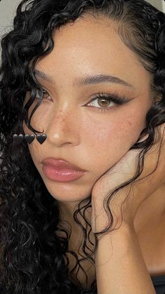 Clean Girl Makeup, Face Photography, Clean Girl, Girls Makeup, How To Make Hair, Makeup Inspo, Skin Makeup, Makeup Routine, Clear Skin