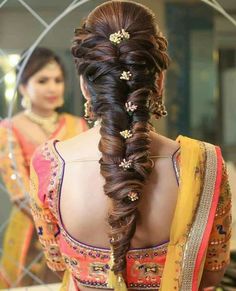 Wedding Hairstyles Updo Messy, Ponytails Hairstyles, Updo Messy, Hairstyles For Indian Wedding, Mehndi Dress, Bridal Hairdo, Curled Hair, Indian Wedding Hairstyles