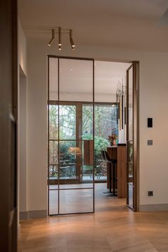 Messing Tür als Loft-Tür mit Glas Glass Wall With Door, House Hall Design, Hall Door, House Redesign, Latest Living Room Designs, Glass Doors Interior, Door Design Modern, Indoor Doors, 아파트 인테리어