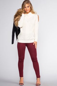 Burgundy Leggings Outfit Winter, Oxfords Womens Outfits, Burgundy Leggings Outfit, Maroon Pants Outfit, Holiday Party Outfit Work, Leather Leggings Look, Maroon Pants