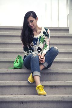 Yellow Shoes Outfit, Yellow Vans, Sneaker Outfits Women, Sneaker Outfits, Black Suspenders, Look Jean, Yellow Sneakers, Streetwear Mode, Yellow Outfit