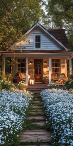 Spring Decorating Ideas, Spring Decor Ideas, Spring Porch Decor, Spring Decorating, Farmhouse Porch, Casa Exterior, Cottage Farmhouse, Little Cottage