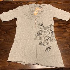 Nwt Henley Ss Tee Shell Buttons Asymmetrical Hem Graphic Print 100% Cotton Heather Gray Super Soft! Size Xs Comes With Dust Bag Pouch C5 Cotton Half Sleeve Tops For Loungewear, Casual Half Sleeve Tops For Loungewear, Henley Tee, Scoop Neck Tee, Shell Buttons, Asymmetrical Hem, Blue Shorts, Asymmetric Hem, Heather Gray