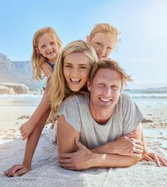 Family Vacation Poses, Beach Family Photo Pose Ideas, Vacation Pictures Family, Family Summer Photos, Family Vacation Photo Ideas, Family Photo Ideas Beach, Beach Photo Ideas Family, Family Of 4 Beach Pictures, Vacation Family Pictures