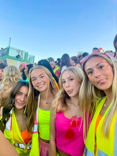 Glow Run Outfits, Fnl Neon Out, Neon Fnl Outfit, Neon Spirit Day, Neon Day Spirit Week, Neon Out Football Game, Neon Football Game Theme Outfit, Fnl Fits, Neon Outfit Ideas