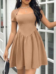 Casual Clubbing Outfits, Casual Chic Dress, Triangle Body Shape Outfits, Simple Dress Styles, Body Shape Outfits, Ankara Dress Designs, Fancy Short Dresses, Dainty Dress, Classy Short Dresses