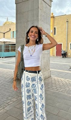 5 Best & Aesthetic Europe Travel Outfits Ideas Madrid Spain Fashion, Seville Spain Outfits, Barcelona Moodboard, Fall Europe Outfits, Spanish Summer Outfits, Fall Outfits Europe, Summer Fashion Europe, Spanish Style Fashion, Sevilla Aesthetic