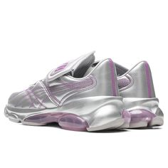 The Puma x Dua Lipa collaboration introduces the Women’s Cell King Metallic L. The latest addition to the collaboration, the silhouette features a metallic silver leather upper with detailed contrast stitching. The football-inspired velcro flag adds a functional touch to the design, as it is treated with printed Puma branding. The translucent Puma Cell bubble at the midsole adds additional comfort, while Dua Lipa’s signature butterfly is printed at the tongue and sockliner. The rubber outsole fi Puma X Dua Lipa, Metal Boots, Mens Leather Chukka Boots, All Nike Shoes, Wrestling Shoes, Silver Sneakers, Leather Slip On Shoes, Pink Lady, Football Shoes