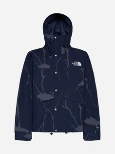 The North Face's M 86 Novelty Mountain jacket in printed navy blue technical fabric featuring a hood with adjustable drawstring, high collar, concealed zip and snap button closure, logo on the chest and back and front zip pockets. Composition: 100% polyester Mountain Jacket, Burberry Shop, Versace Shop, Face Logo, North Face Mens, Mens Outerwear, North Face Jacket, Casual Jacket, High Collar