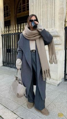 Embrace the autumn chill with a casual yet elegant outfit. Featuring a grey long coat, beige scarf, matching Ugg boots, and a chic Polène bag, this look is perfect for a stylish and cozy day out. #AutumnOutfit #CasualChic #GreyCoat #UGGBoots #PolèneBag #ElegantStyle #FallFashion #OOTD #FashionInspo #StreetStyle #AutumnTrends Mantel Outfit, Cold Autumn, Skandinavian Fashion, Scarf Outfit, Uggs Outfit, Corporate Outfits, Mode Casual, Grey Coat, Coat Outfits