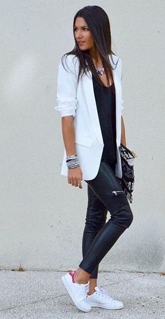 White Blazer Outfits, Perfect Winter Outfit, Model Pose, Working Women, Legging Outfits, Mode Casual, White Outfit, Blazer Outfits, White Jacket