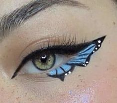 Eye Makeup Art Butterfly, Eyeliner For Concert, Fantasy Eyeliner Ideas, Prom Graphic Liner, Eye Makeup Unique, Butterfly Graphic Eyeliner, Creative Eyeliner Ideas, Fun Eyeliner Ideas, Butterfly Graphic Liner