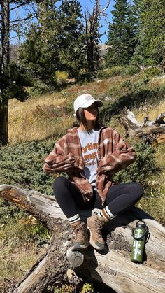 Fall in the forest 🍂🌲 #BeachyOutfits #BeachStyle #Beachwear #BeachLooks Walking Outfit Outdoor, Trail Outfits, Cabin Outfit, Outdoorsy Outfits, Granola Girl Outfits, Granola Outfits