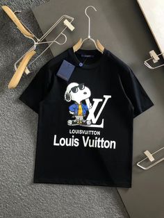 Lv T Shirt, Cute Tomboy Outfits, Best Mens T Shirts, Cool Shirt Designs, Black Men Fashion Swag, Black And White Tees, Mens Luxury Fashion, Cool Outfits For Men, Tee Shirt Designs