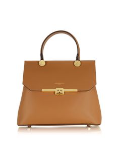 Atlanta Top Handle Satchel Bag With Shoulder Strap crafted in genuine Italian calf leather, is a genuine classic with a modern edge that lends a feminine touch and a sophisticated element to your chic style. Featuring flap top twist lock closure, single top handle with bold screw stud detail, two compartments, center zip divider pocket, detachable shoulder strap, bottom feet and gold tone hardware. Handmade in Italy. 100% Calf Leather Wolf And Badger, Chic Crossbody Bag, Bag Women Fashion, Stylish Handbags, Bag Trends, Pearl Jewellery Earrings, Satchel Bag, Perfect Bag, Chanel Shoes