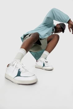 Heren schoenen - Lente zomer 2022 | PULL&BEAR Nike Editorial Photography, Shoes Editorial Photography, Sneaker Photoshoot Ideas, Shoes Photoshoot Ideas, Shoes Modeling, Shoes Photography Ideas, Shoe Photoshoot, Shoes Pose, Socks Photoshoot