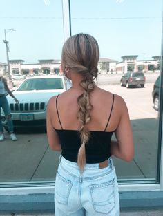 Pretty Bubble Braid Hairstyles, Cute Fnl Hairstyles, Best Hairstyles For Sport, Bubble Braid Outfit, Bubble Braid Hairstyles With Braids, Softball Ponytail Hairstyles, Bubble Braid Hair Ideas, Flipped Bubble Braid, Braided Ponytail Prom Hair