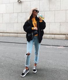 Tshirt Street Style, Clothes Encounters, Yellow Tshirt, Street Style Fall Outfits, Blogger Street Style, Trendy Swimwear, Autumn Street Style, Winter Trends