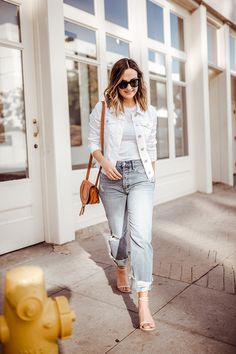 Denim Jacket Outfit Spring, White Jean Jacket Outfits, White Denim Jacket Outfit, Spring Denim Outfits, Spring Jacket Outfit, White Jacket Outfit, Denim On Denim Outfit, Outfit Elegantes, Spring Jeans