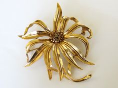 A rare piece - Oscar de la Renta flower brooch or pin. A large statement piece, 3D flower shape. Finished in antique gold tone. A high end designer brooch, signed Oscar de la Renta. Gold plated, stunning piece for a top or jacket! The brooch measures approx. 3 3/4 inches - 9.3 cm long and 3 1/4 inches - 8.1 cm wide. Signed Oscar de la Renta. It is in very good vintage condition - no signs of wear on the body of the brooch. There is a small area (2 mm) of gilt loss on the pin - please see last pi Gold Flower Brooch For Evening, Designer Brooch, Face Soap, Be Gentle With Yourself, Vintage Designer, Flower Brooch, Cleaning Jewelry, Flower Shape, Antique Gold